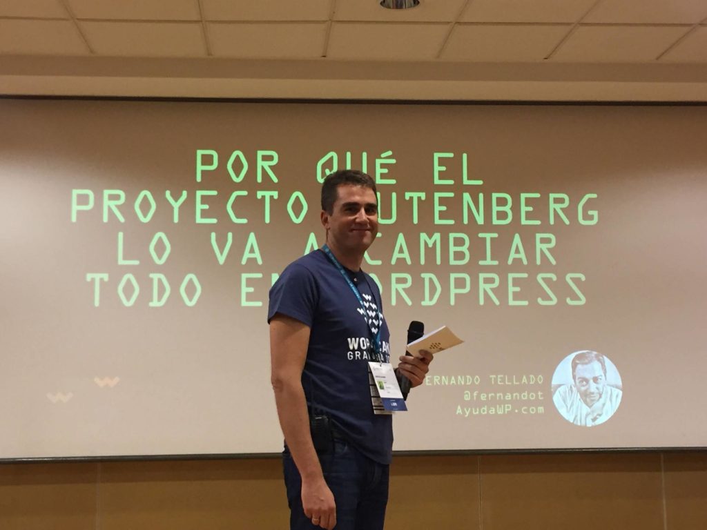 David Pérez presentando a Fernando Tellado en la WordCamp Granada 2018